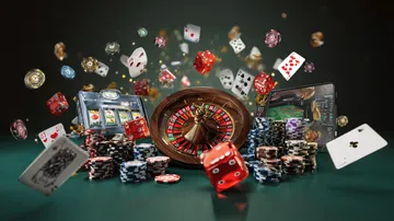 App BB222 — Rápido, responsivo e otimizado para todos os dispositivos Uma mulher alegre em roupas tradicionais usando seu smartphone durante um momento festivo, mostrando como o app BB222 se encaixa facilmente no dia a dia.