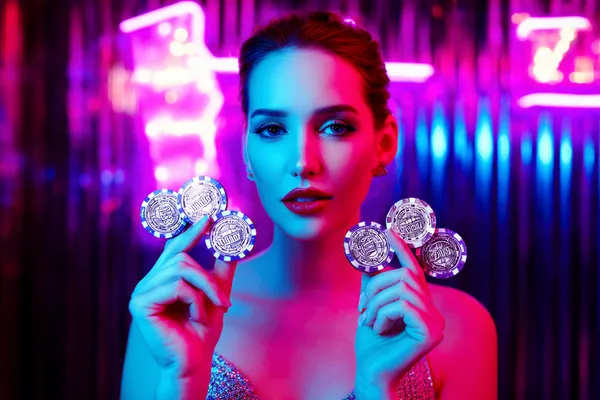 Uma mulher elegante ao lado de máquinas caça-níqueis vibrantes exibindo setes brilhantes, mostrando a variedade de slots no BB222.