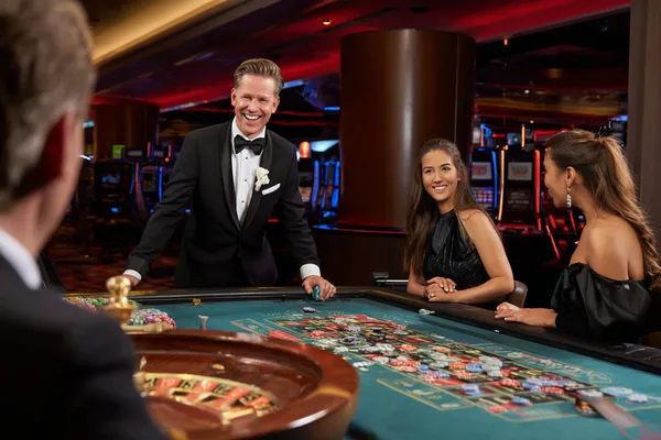 Um close de moedas douradas caindo ao redor de uma roleta girando, representando a ação imersiva do cassino no BB222.