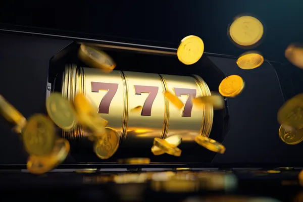 Uma mulher sorrindo enquanto joga online em seu laptop, cercada por elementos de cassino em néon, destacando a coleção diversificada de jogos do BB222.