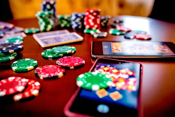 Jogos Ao Vivo BB222 — Participe de ação de cassino cheia de energia Uma roleta brilhante com fichas em cascata, simbolizando os envolventes jogos ao vivo e instantâneos disponíveis no BB222.