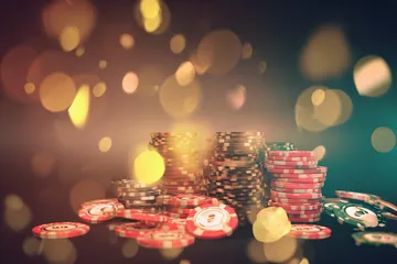 Slots BB222 — Milhares de máquinas emocionantes esperam por você Uma mulher sorrindo perto de máquinas caça-níqueis brilhantes com símbolos de sorte, mostrando as emocionantes opções de slots do BB222.