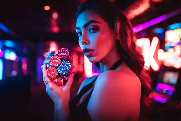 Slots Jackpot BB222 — Gire em busca de recompensas gigantes Uma imagem dramática de setes vencedores alinhados em um rolo de slot cercado por moedas douradas brilhantes, simbolizando grandes vitórias.